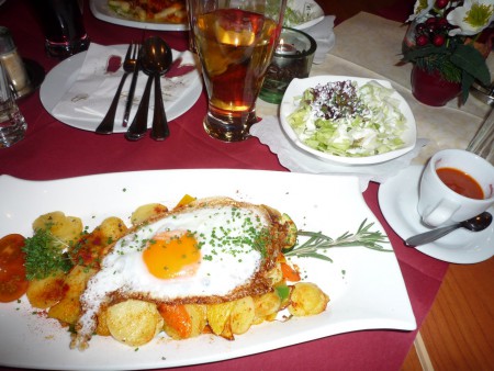 Erdäpfelgröstel mit Spiegelei 