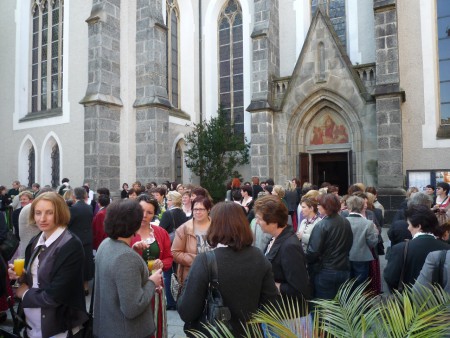 Vor der Kirche bei der Agape