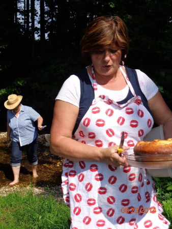 Trixi mit dem Kuchen